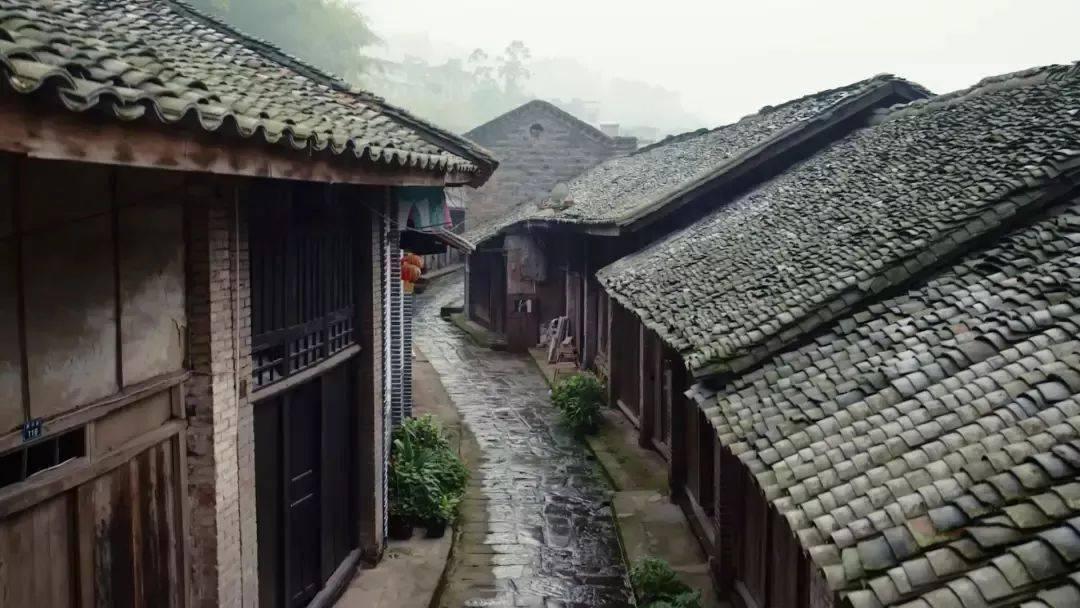 大家第一次发工资都是怎么花的?-分享你的热点话题!